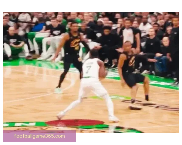 离谱反差布朗吐槽亚历山大罚球近期频繁上双对比赛季平均显巨大变化